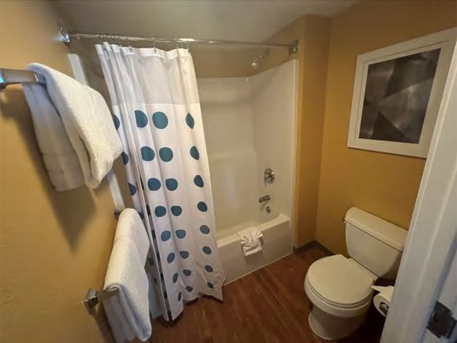 Standard Guest Room Split-Bathroom